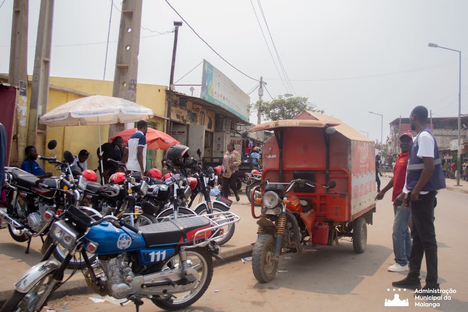 PARAGENS DE TÁXIS E MOTO-TÁXIS SÃO REORGANIZADAS JUNTO AO MERCADO DA TEIXEIRA